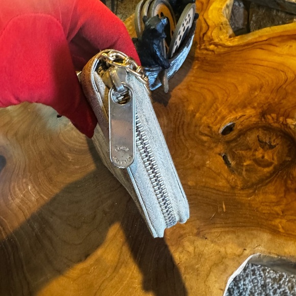 Louis Vuitton
Damier Azur Pattern Coated Canvas
Zippy Wallet - Picture 4 of 16